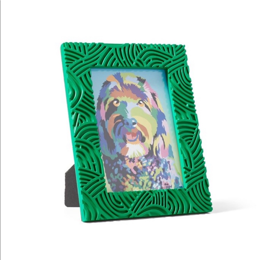 Tabitha Brown Wave textured photo frame
Resin construction 5in x 7in photo